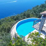 Вилла House On The Rocks Katavolos
